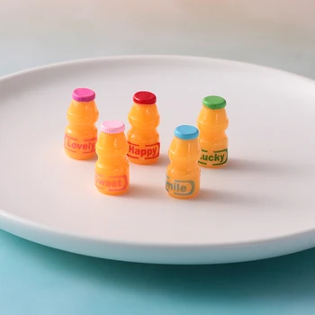5 Adet Yoğurt Şişesi Minyatür Ürünler Reçine Modeli Peluş Bebek Aksesuarları Dollhouse Dekorasyon telefon kılıfı El Yapımı DIY Oyuncaklar