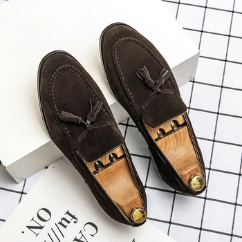 Yaz Yeni Lüks Marka Slip-on Loafer'lar erkek Süet Püskül deri ayakkabı erkek Kalın Alt Sivri Burun Tasarımcı makosen ayakkabı