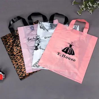 Toptan 500 adet / grup özel baskılı logo butik Yüksek kaliteli plastik alışveriş kulplu çanta elbise hediye paketleme çantaları