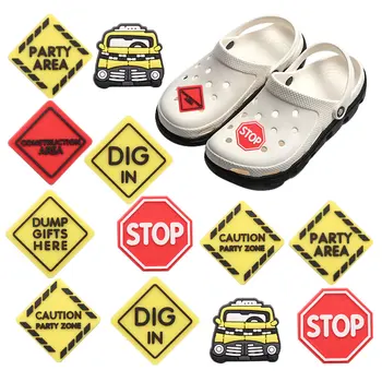 1-7 Adet PVC Parti Alanı Kazmak Araba DIY Çocuklar Croc Jıbz Bahçe Sandal Ayakkabı Takılar Yol İşareti ayakkabı tokası Parti Mevcut