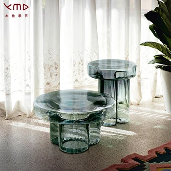 Birkaç yuvarlak kenarlı ve birkaç yuvarlak cam kombinasyonlu petal çay masasına sahip iskandinav küçük boyutlu oturma odası